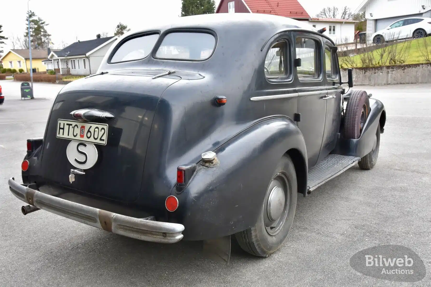 Heckansicht eines Buick Special Saloon Straight 8 von 1937 mit Originalzustand, schwedischem Kennzeichen und S-Schild.