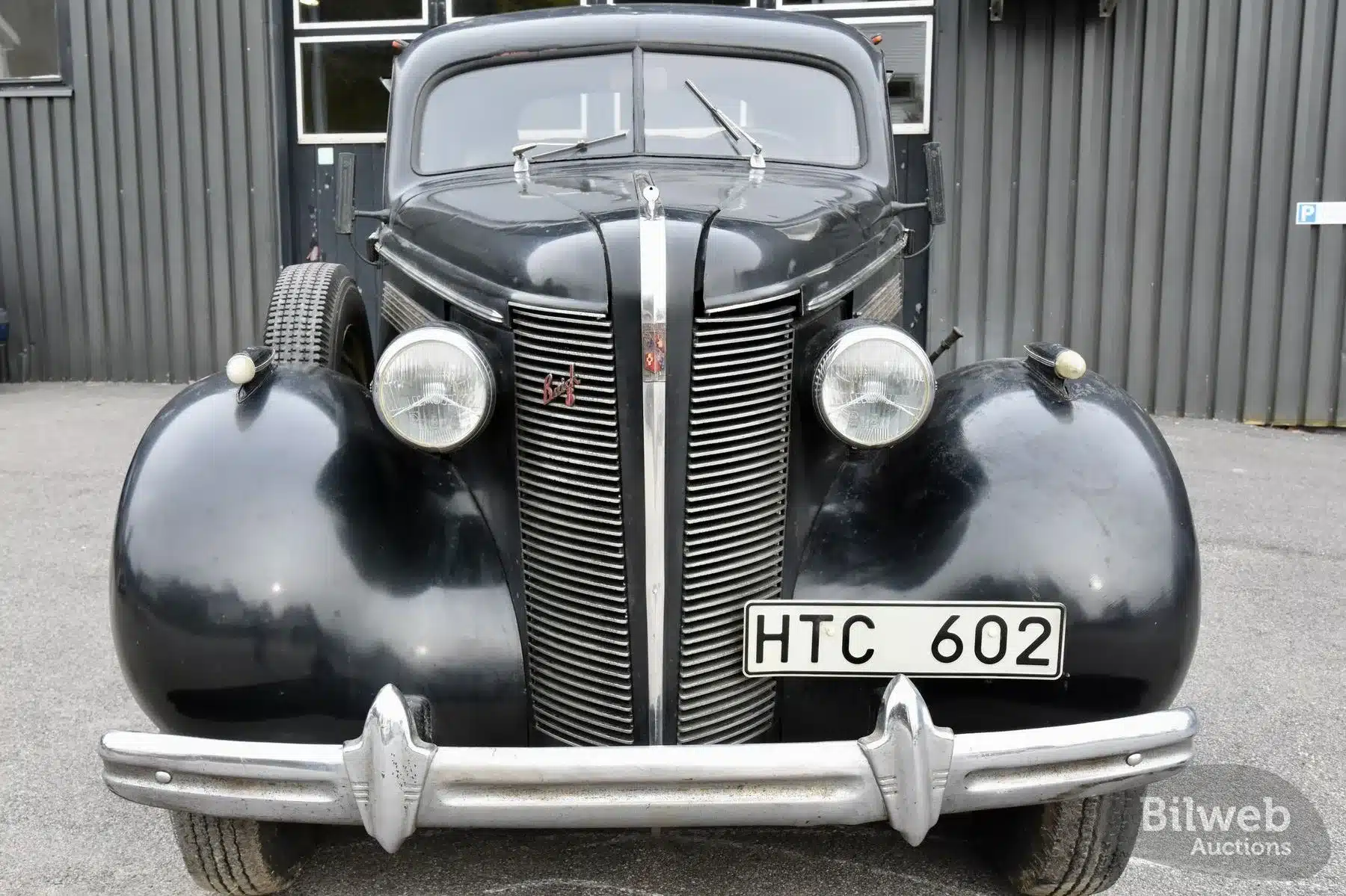 Frontansicht eines schwarzen Buick Special Saloon Straight 8 von 1937, Patina, schwedisches Nummernschild HTC 602.