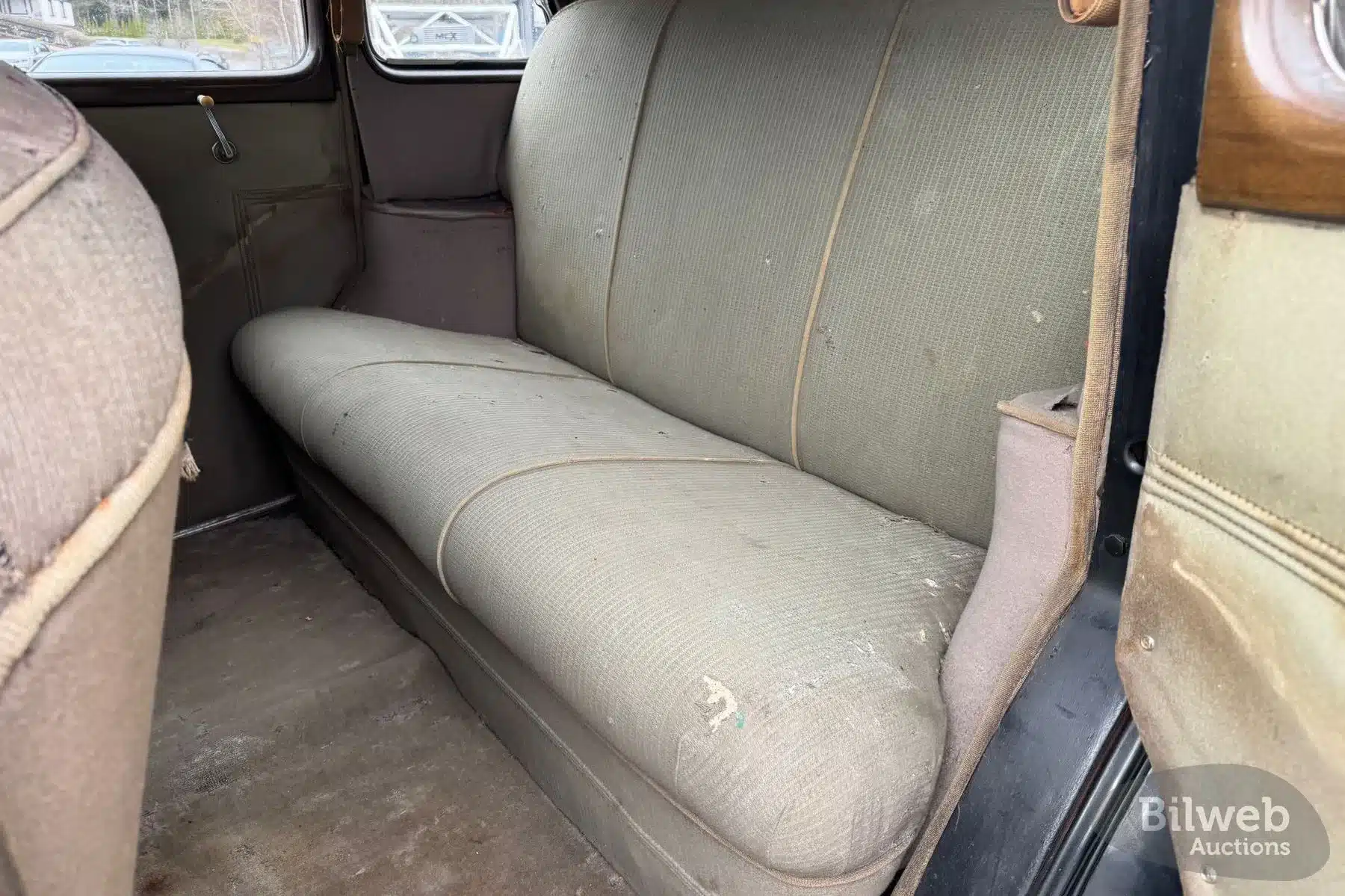 Innenraum Rücksitzbank eines Buick Special Saloon Straight 8 von 1937 mit Gebrauchsspuren