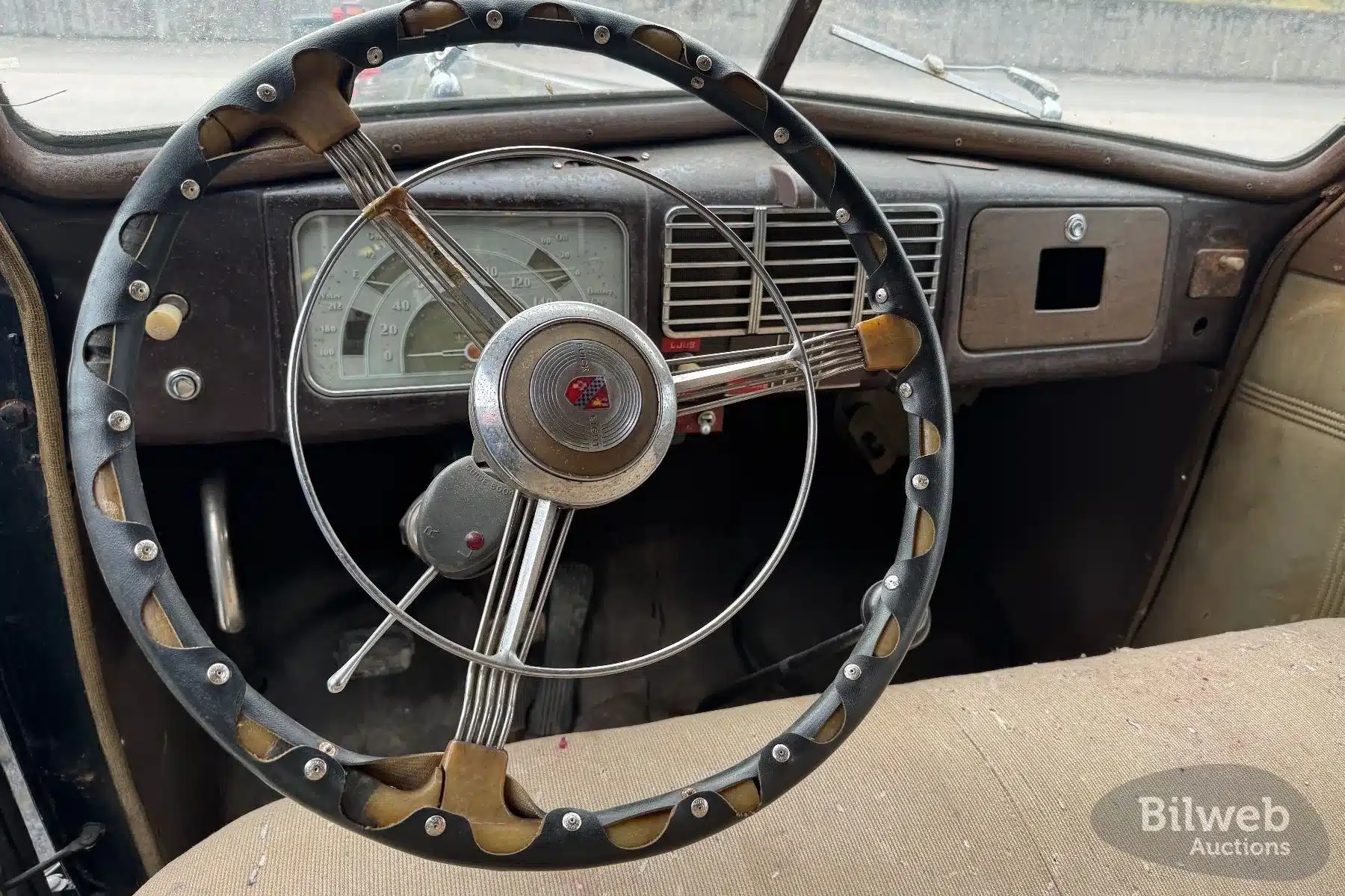 Lenkrad, Armaturenbrett und Sitzbank im unrestaurierten Buick Special Saloon von 1937 mit sichtbaren Altersspuren.