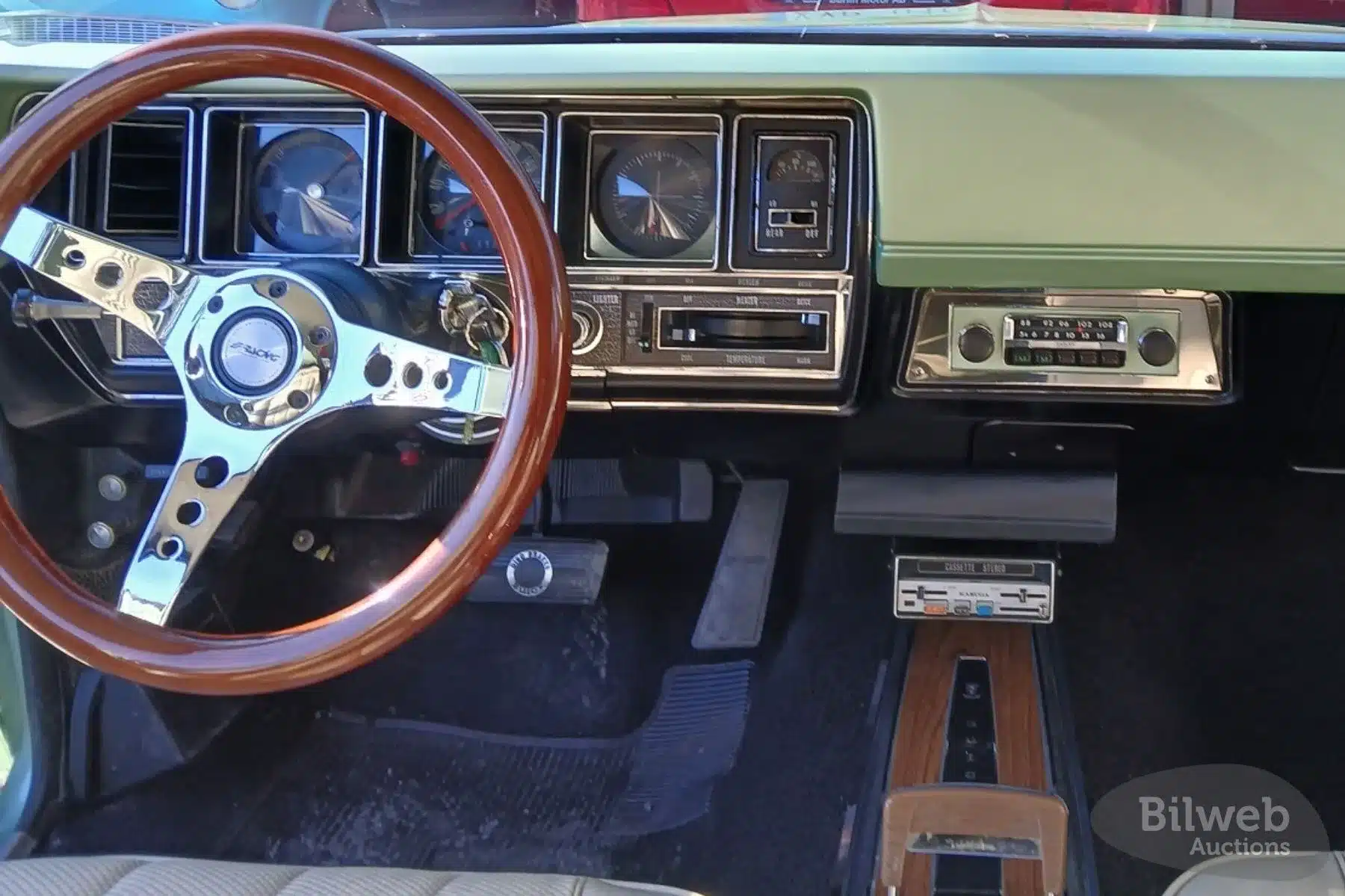 Innenraum des Buick Skylark Custom Sport Coupé V8 von 1970 mit Holzlenkrad und klassischer Instrumententafel