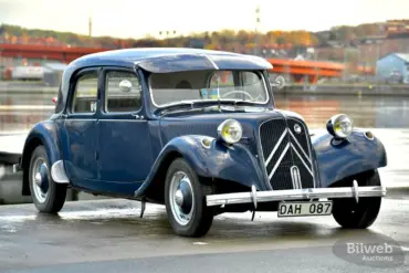 Citroën B11 Traction Avant von 1956 in dunkelblauer Lackierung, aufgenommen an einem Gewässer.
