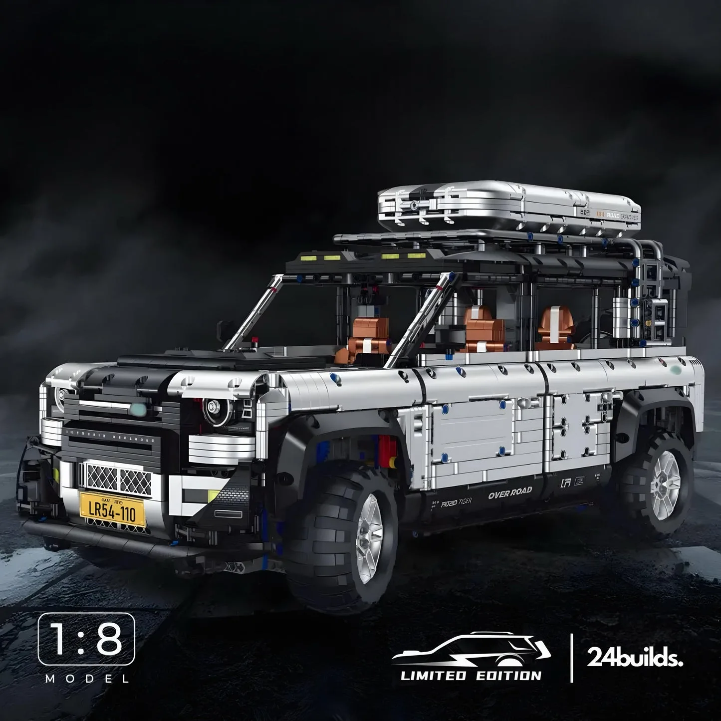 Klemmbaustein-Modell eines Land Rover Defender mit Offroad-Details und umfassender Ausstattung, Maßstab 1:8.