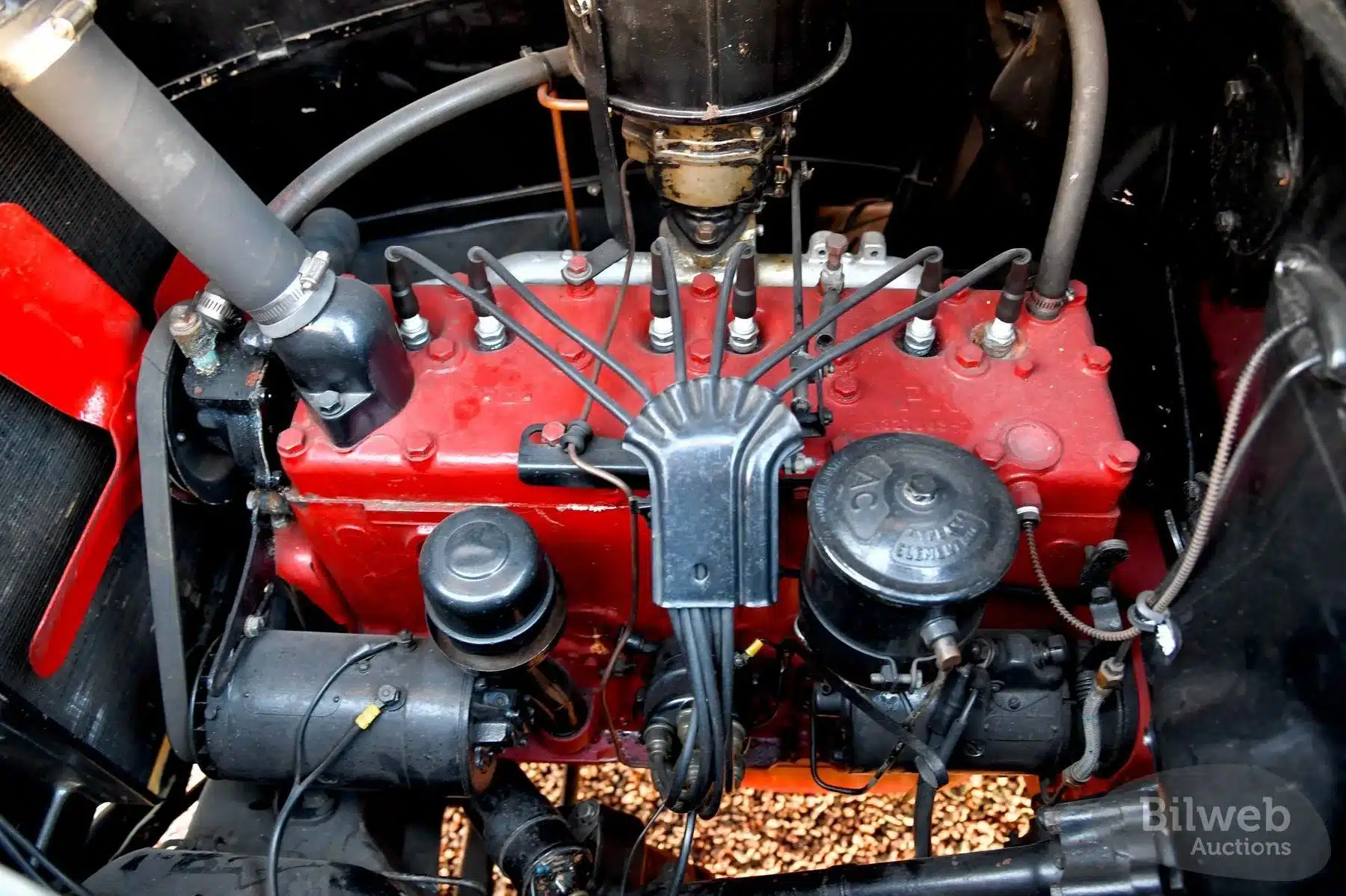 Motorraum des Dodge Senior Touring Sedan von 1939 mit sichtbarem Reihensechszylindermotor.