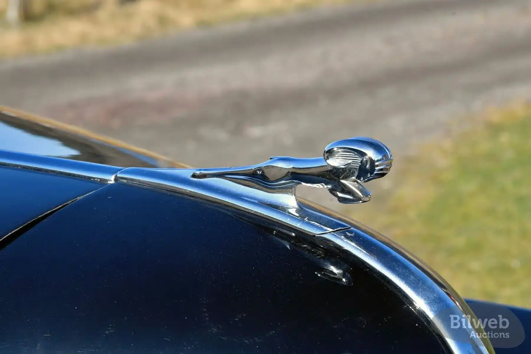 Kühlerfigur eines Dodge Senior Touring Sedan aus dem Jahr 1939 in Nahaufnahme.