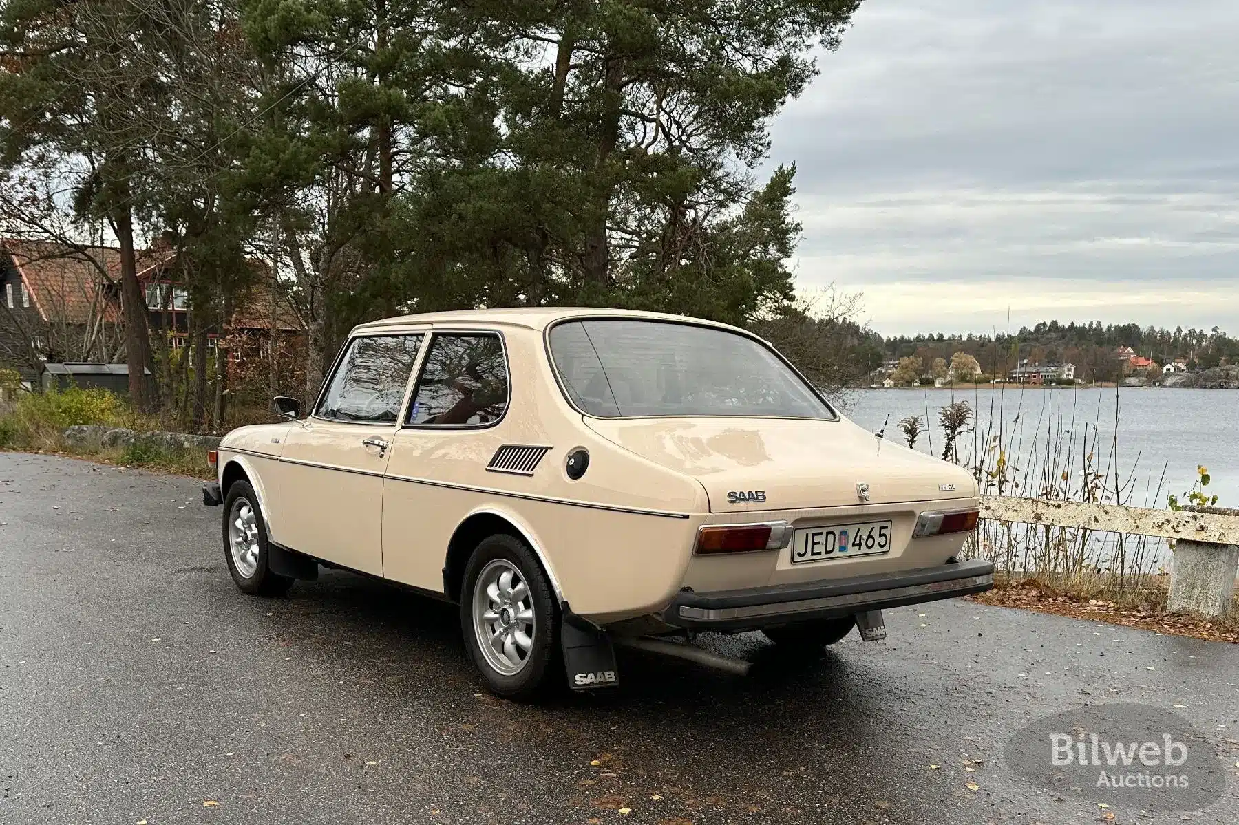 Saab 99 GL Baujahr 1976 in Originalfarbe Orchide White, Heckansicht am See geparkt