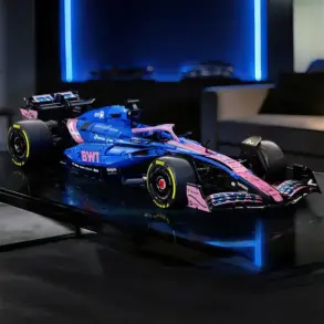 Das BWT Alpine Formula Team Car als Klemmbausteinmodell im Maßstab 1:8 auf einem Tisch