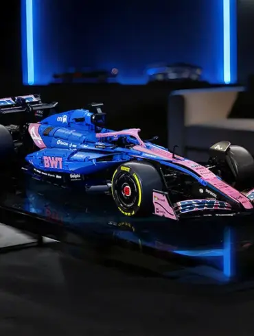 Das BWT Alpine Formula Team Car als Klemmbausteinmodell im Maßstab 1:8 auf einem Tisch