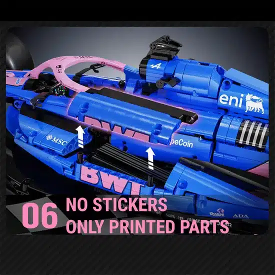 Nahaufnahme des BWT Alpine Formula Team Cars aus Klemmbausteinen mit sichtbaren bedruckten Teilen.
