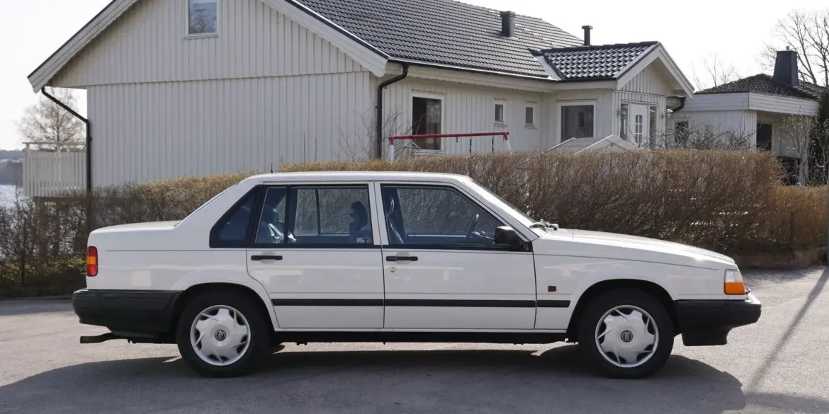 Weißer Volvo 940 Limousine Baujahr 1990, Seitenansicht, originalgetreu