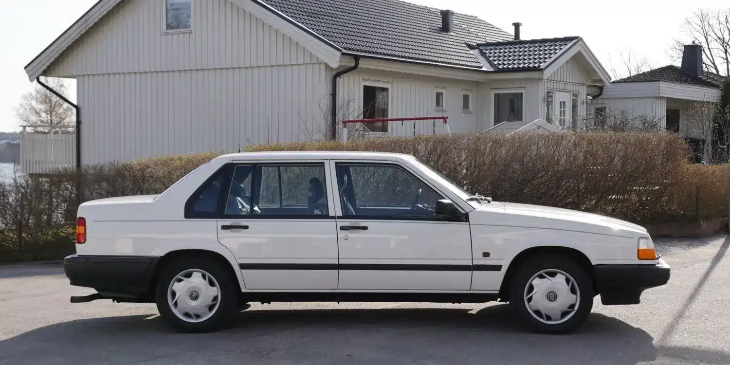 Weißer Volvo 940 Limousine Baujahr 1990, Seitenansicht, originalgetreu