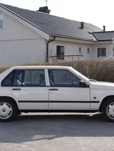 Weißer Volvo 940 Limousine Baujahr 1990, Seitenansicht, originalgetreu