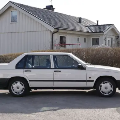 Weißer Volvo 940 Limousine Baujahr 1990, Seitenansicht, originalgetreu