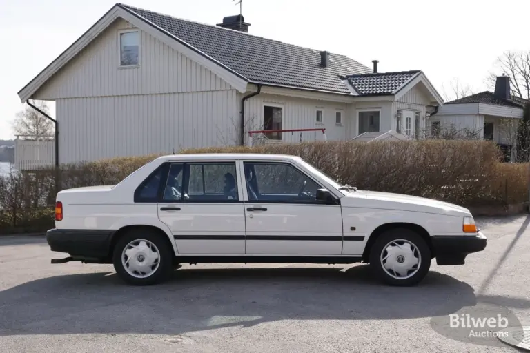 Weißer Volvo 940 Limousine Baujahr 1990, Seitenansicht, originalgetreu