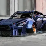Detailliertes Klemmbaustein-Modell des Stanced R35 Godzilla mit breiter Karosserie und auffälligen Felgen