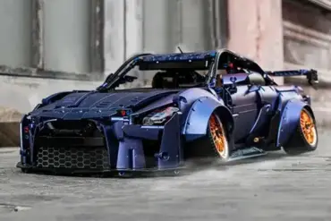 Detailliertes Klemmbaustein-Modell des Stanced R35 Godzilla mit breiter Karosserie und auffälligen Felgen
