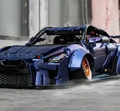Detailliertes Klemmbaustein-Modell des Stanced R35 Godzilla mit breiter Karosserie und auffälligen Felgen