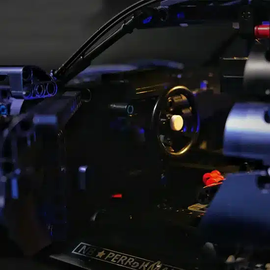Nahaufnahme des Innenraums eines aus Klemmbausteinen gebauten Nissan R35 GT-R Modells