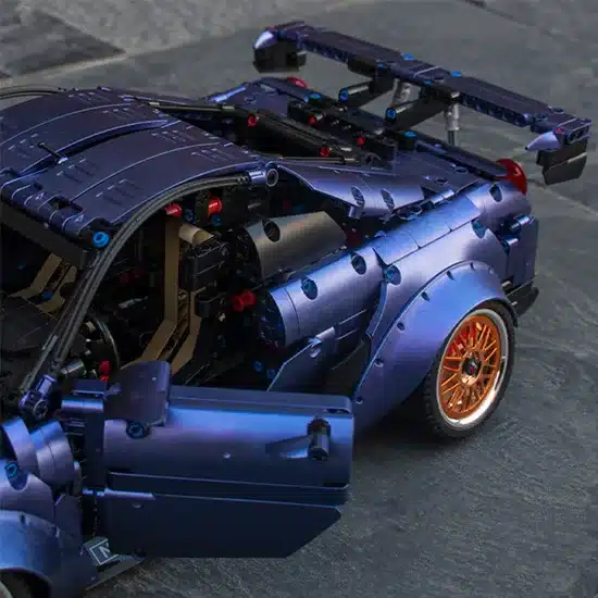 Stanced R35 Godzilla Klemmbausteinmodell mit offener Tür und sichtbarem Innenraum in Satin Purple