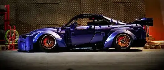 Modellauto Nissan R35 GT-R Godzilla aus Klemmbausteinen mit breiten Radkästen und Tuning-Look in lila