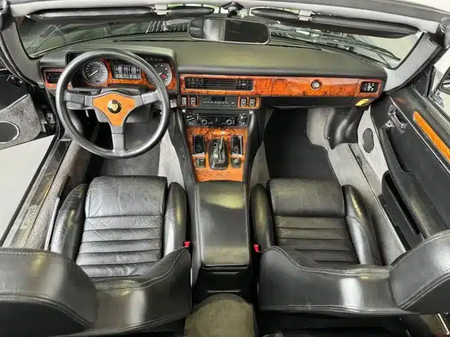 Innenansicht eines Jaguar XJS V12 2+2 Cabriolets mit Arden-Paket, Leder-Ausstattung und Holzapplikationen.