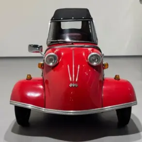 Messerschmitt Kabinenroller Cabriolet von vorn, rot, im Innenraum fotografiert.