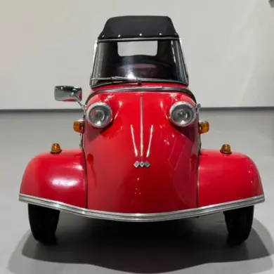 Messerschmitt Kabinenroller Cabriolet von vorn, rot, im Innenraum fotografiert.