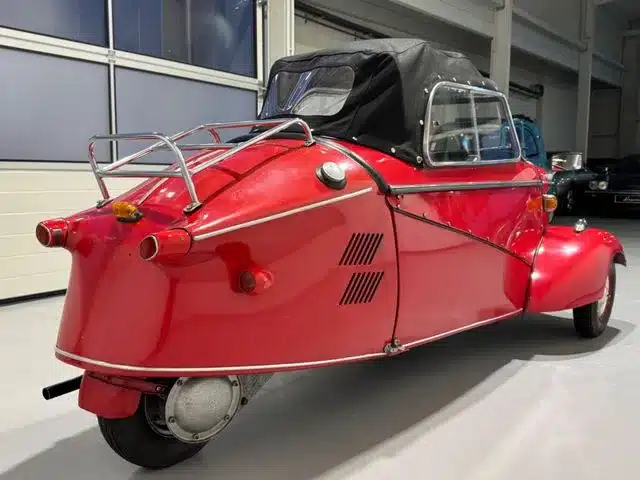 Roter Messerschmitt Kabinenroller Cabriolet mit schwarzem Verdeck von hinten seitlich fotografiert