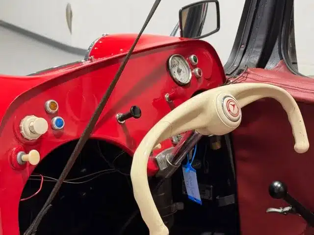 Innenansicht eines Messerschmitt Kabinenroller Cabriolet mit rotem Armaturenbrett und charakteristischem Lenkrad
