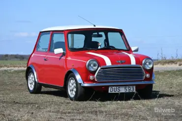 Roter Rover Mini Cooper 1997 mit weißen Streifen, fotografiert im Freien