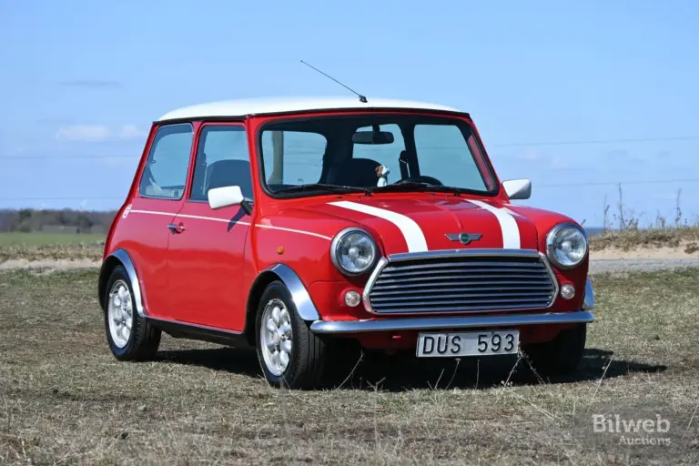 Roter Rover Mini Cooper 1997 mit weißen Streifen, fotografiert im Freien