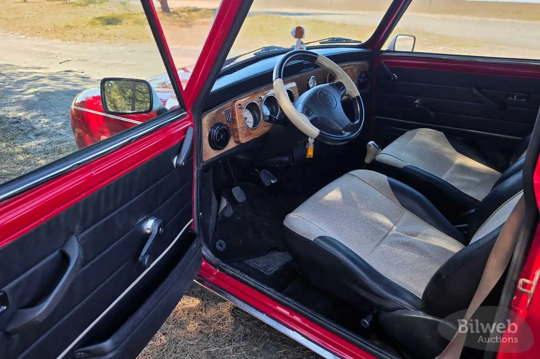 Innenansicht eines Rover Mini Cooper von 1997 mit Holzdekor, Lenkrad und Vordersitzen