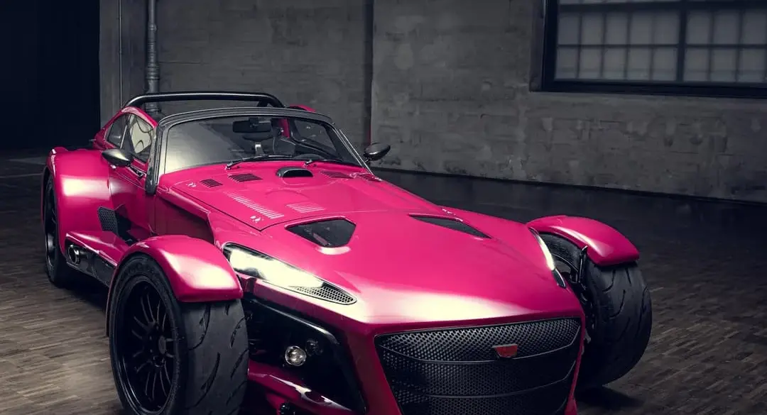 Donkervoort D8 GTO Individual Series in auffälligem Pink, fotografiert in einer Halle
