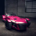 Donkervoort D8 GTO Individual Series in auffälligem Pink, fotografiert in einer Halle