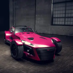 Donkervoort D8 GTO Individual Series in auffälligem Pink, fotografiert in einer Halle