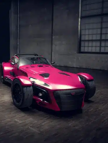 Donkervoort D8 GTO Individual Series in auffälligem Pink, fotografiert in einer Halle