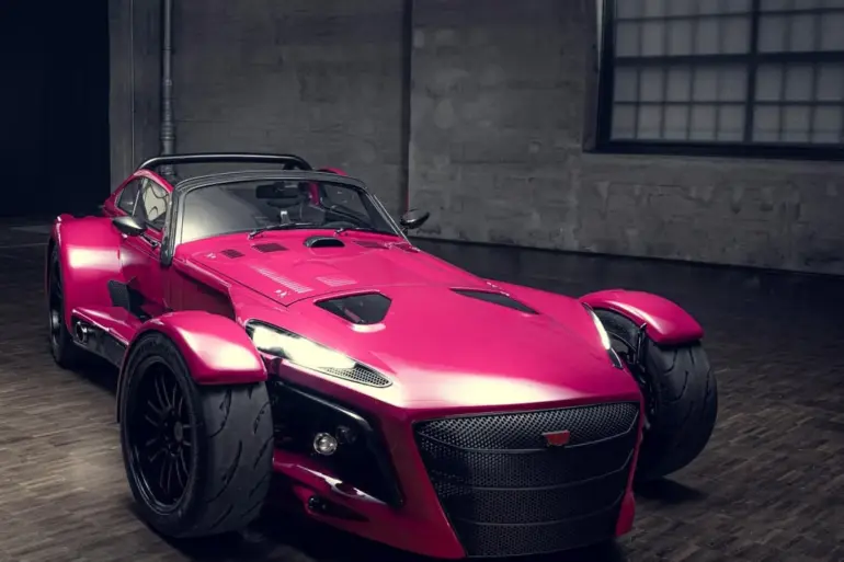 Donkervoort D8 GTO Individual Series in auffälligem Pink, fotografiert in einer Halle