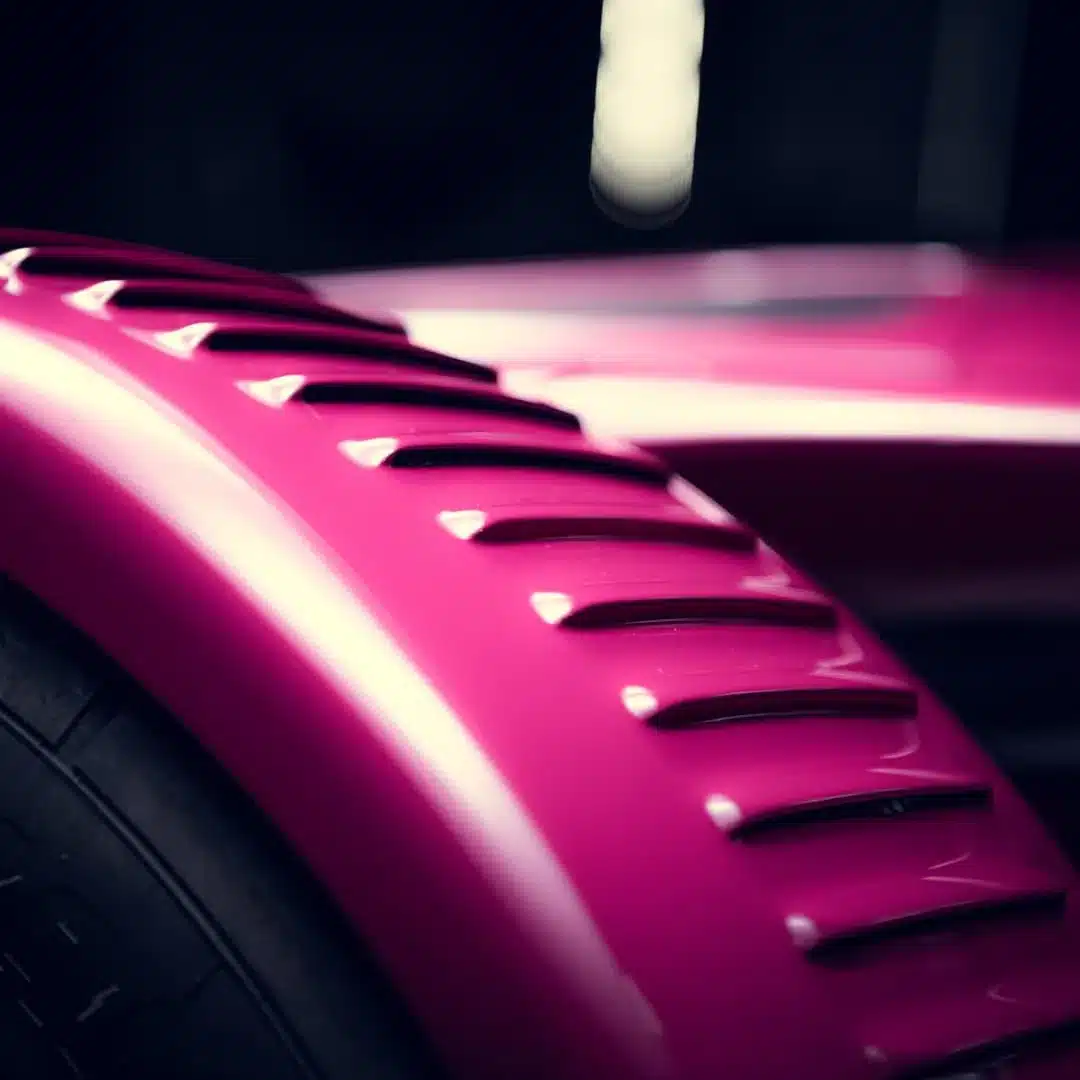 Nahaufnahme eines pinken Radlaufs mit Lüftungsschlitzen am Donkervoort D8 GTO Individual Series