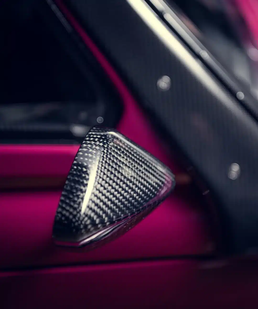 Detailansicht eines Außenspiegels aus Carbon am Donkervoort D8 GTO Individual Series