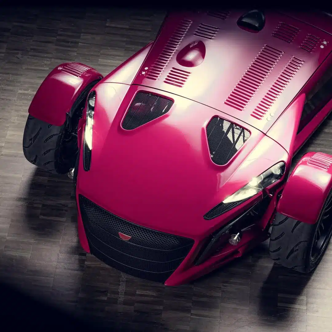 Donkervoort D8 GTO Individual Series Ansicht von oben, pinkes Fahrzeug auf Holzfußboden
