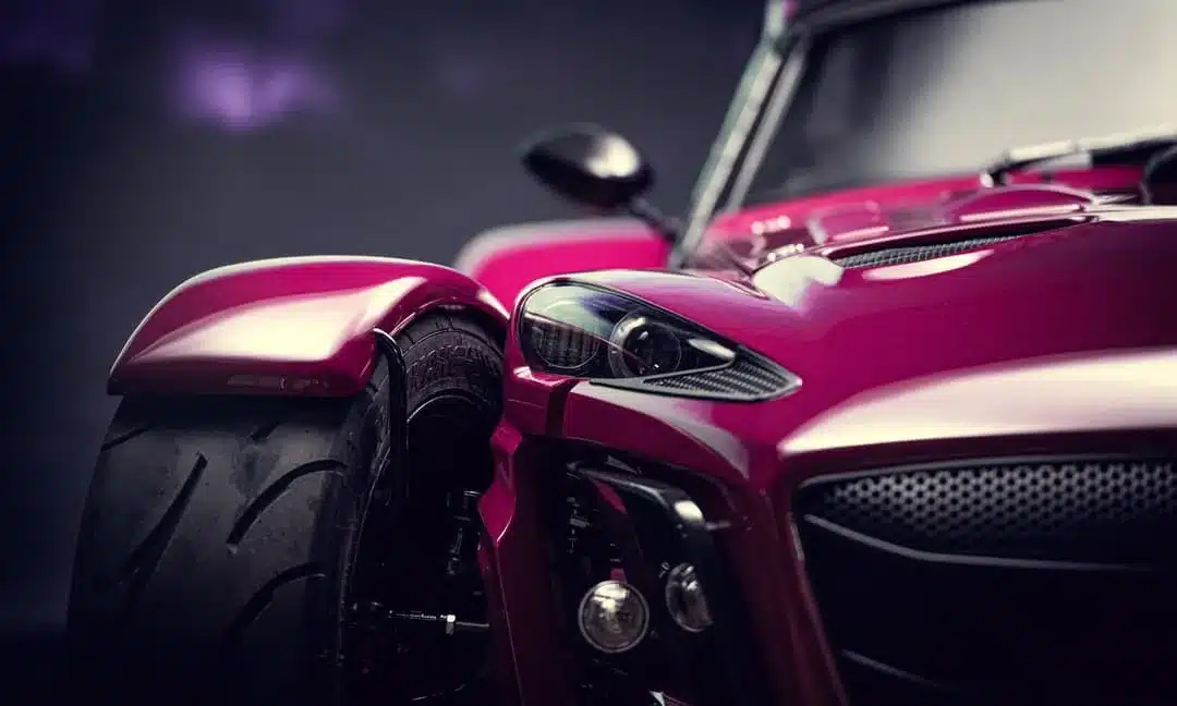 Detailfoto der Front und des Vorderrads eines Donkervoort D8 GTO Individual Series in kräftigem Metallic-Lack
