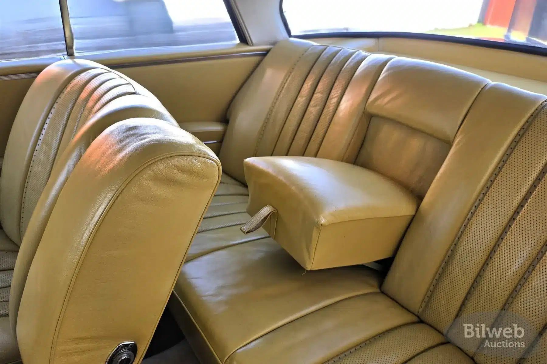 Hochwertige Rücksitzbank mit Armlehne im Mercedes-Benz 300 SE Coupé W112, 1964, in beigem Leder.