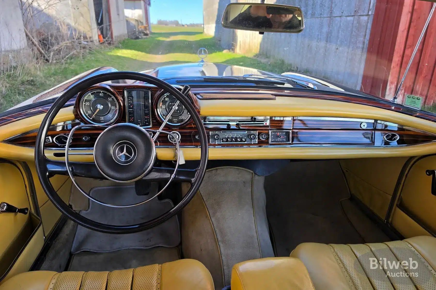 Blick auf das Armaturenbrett, Lenkrad und die Cockpit-Instrumente eines Mercedes-Benz 300 SE Coupé W112, Baujahr 1964