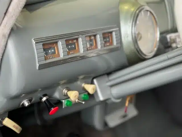 Nahaufnahme des Armaturenbretts eines Mercury Eight V8 mit analogen Anzeigen und Schaltern