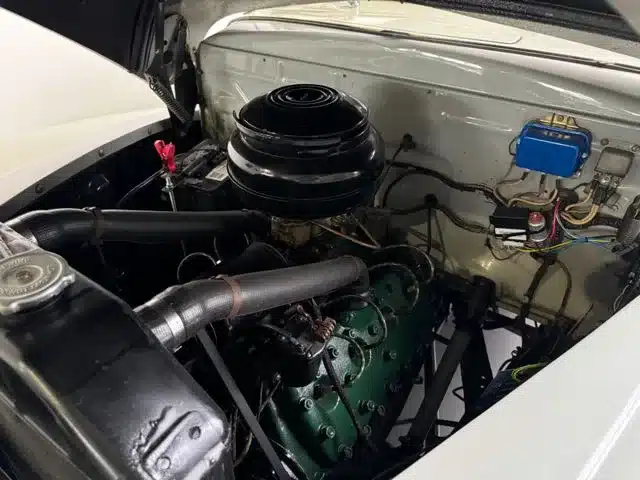 Detailaufnahme des V8-Motors eines Mercury Eight Oldtimers