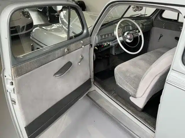 Innenansicht eines Mercury Eight V8, Fahrertür geöffnet, gut erhaltenes Lenkrad und charakteristische Bedieninstrumente sichtbar