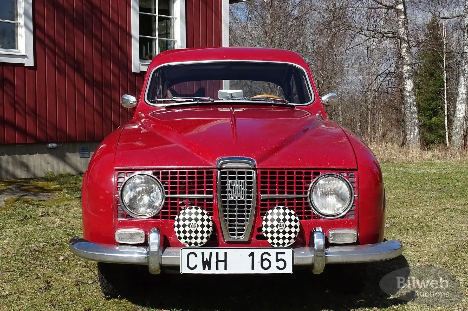 Saab 96 Monte Carlo 850 2-Takt von 1966 in Rot mit Patina, Frontansicht, geparkt im Freien