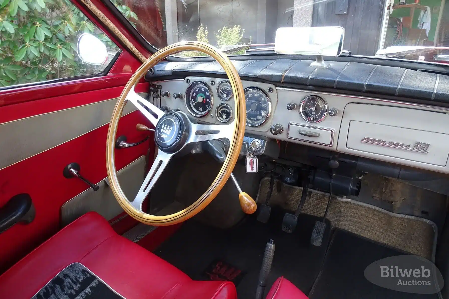Detailansicht des Innenraums eines Saab 96 Monte Carlo 850 2-Takt mit Holzlenkrad und Armaturenbrett.