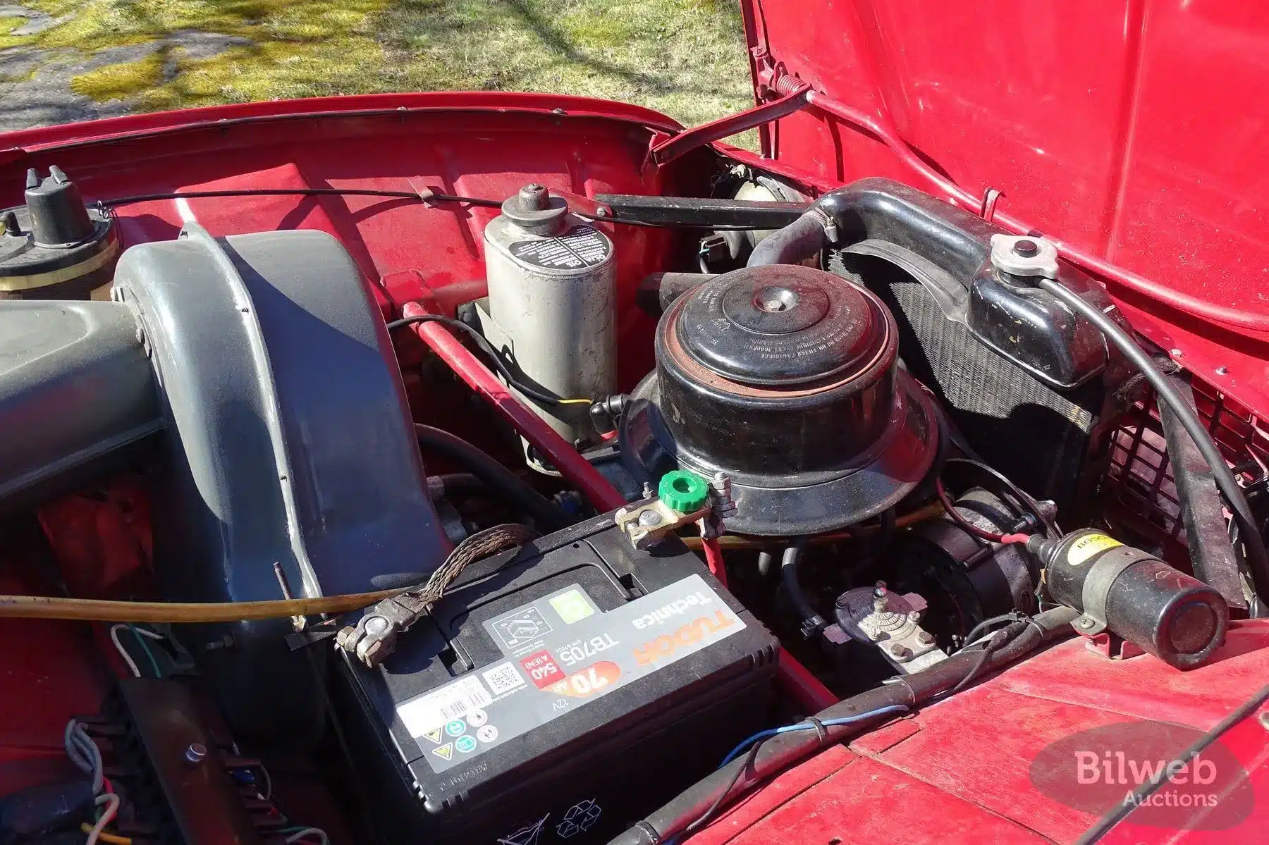 Motorraum eines Saab 96 Monte Carlo 850 2-Takt von 1966 mit Patina und authentischer Technik.