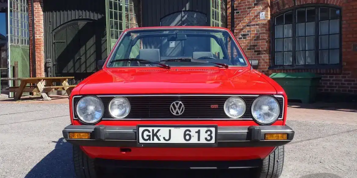 VW Golf Cabriolet 1.8 GLI in Marsrot von vorn, Oldtimer, guter Zustand, aufgenommen bei Bilweb Auctions.